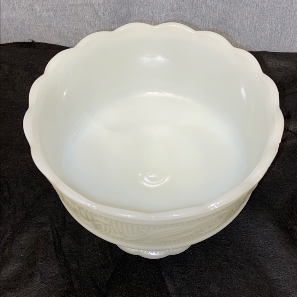 Vtg E.O BRODY M6000 PEDESTAL MILK GLASS COMPOTE - Picture 3 of 5